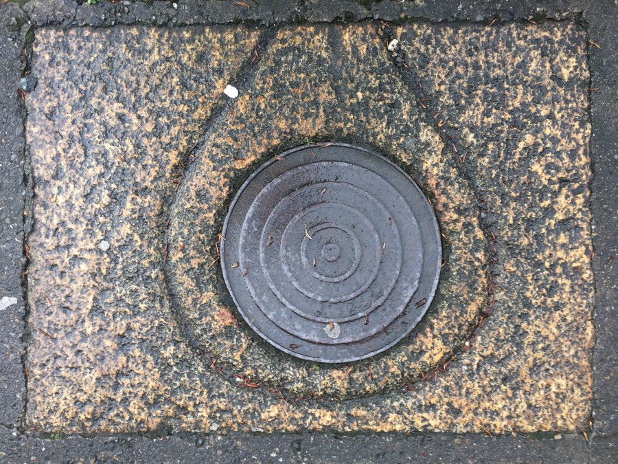 Coal hole with Bow shaped channel