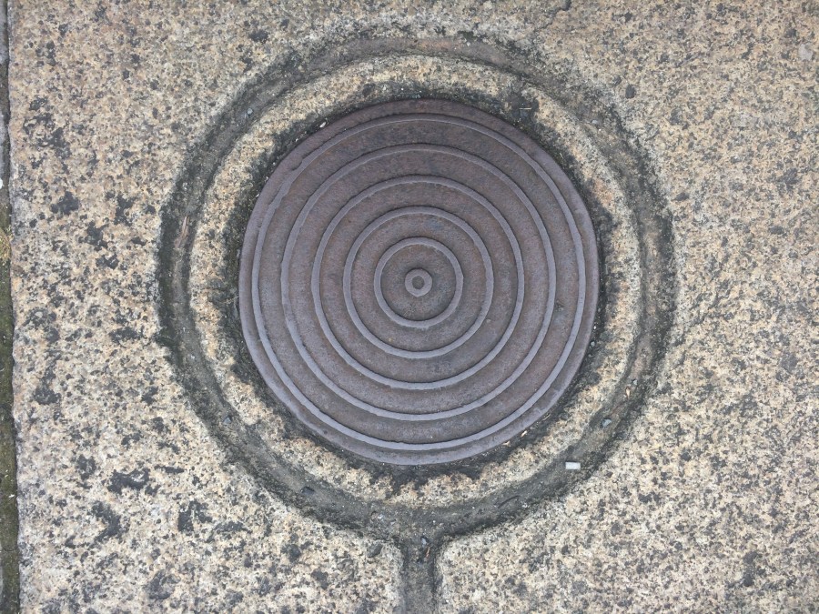 Fitzwilliam Sq Iron Cover CH w Water Groove